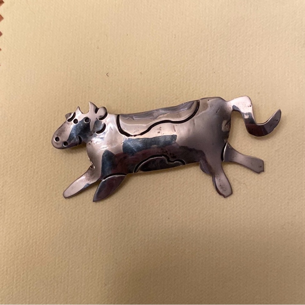 Cow brooch marked 925 Mexico. In vintage condition.